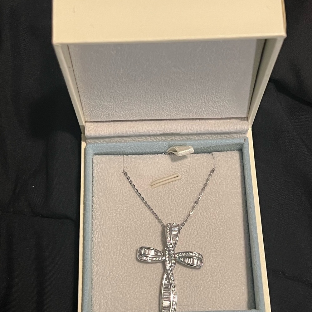 Elegant Silver Cross Pendant Necklace - Picture 8 of 10